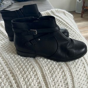 Yuu black ankle boots size 9W
